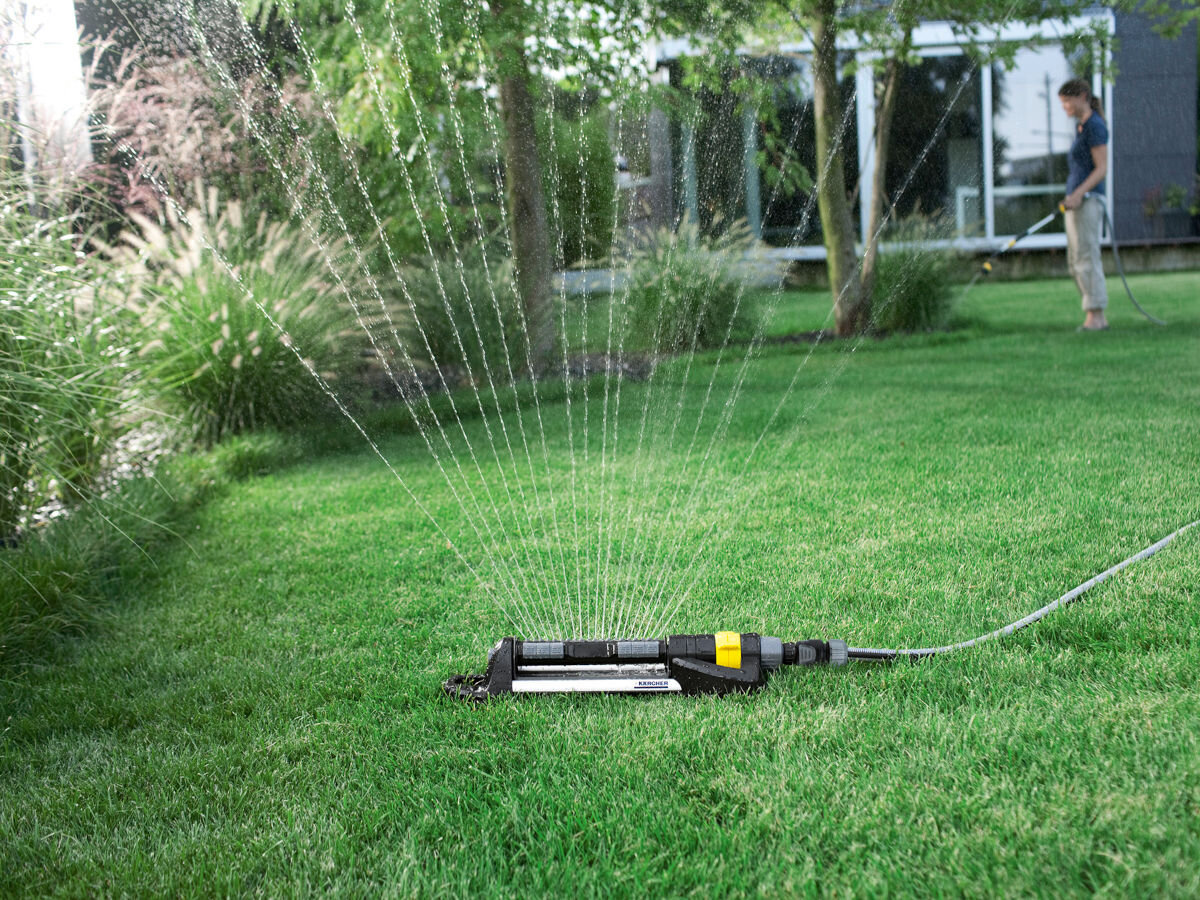 Zraszacz KARCHER OS 5.320 SV, miejsce, ogród, waga, stabilne, w tle ogród, zraszacz pracuje w ogrodzie