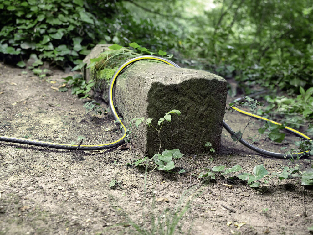 Wąż ogrodowy KARCHER PrimoFlex 1/2 50 m 2.645-139.0, skręcanie, zaginanie, przestoje, woda, prostowanie, na białym tle wąż karcher z wizualizacją konstrukcji warstwa po warstwie
