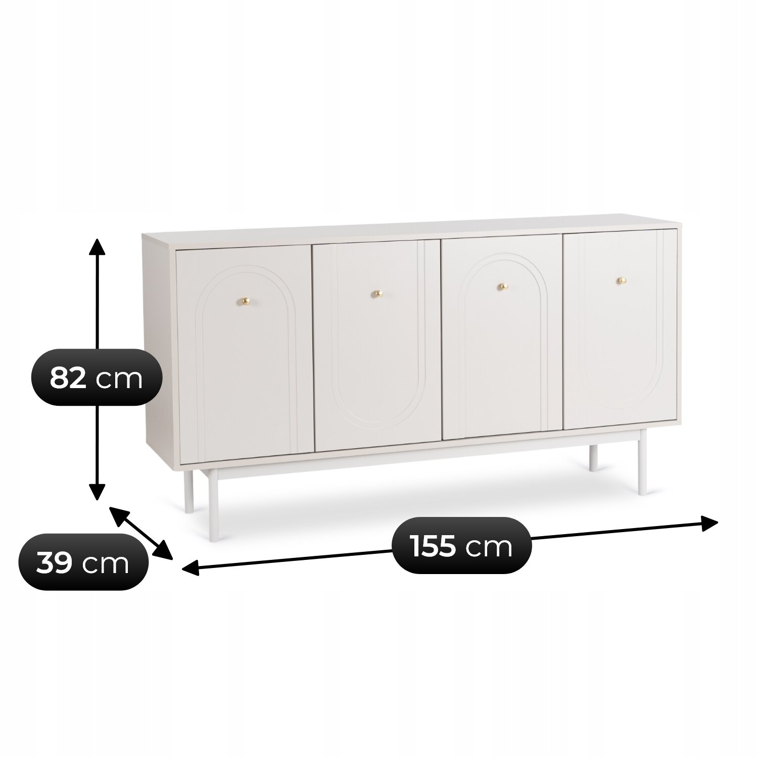 Biała komoda z czterema drzwiami, ozdobiona delikatnymi łukowymi wzorami, stoi na prostych nóżkach. Wymiary to 82 cm wysokości, 155 cm szerokości i 39 cm głębokości.