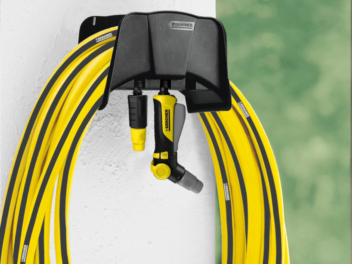 Wąż ogrodowy KARCHER PrimoFlex 5/8 50 m 2.645-141.0, wąż, woda, rośliny, ogród, w tle ściana, zawieszony na haku karcher wąż ogrodowy