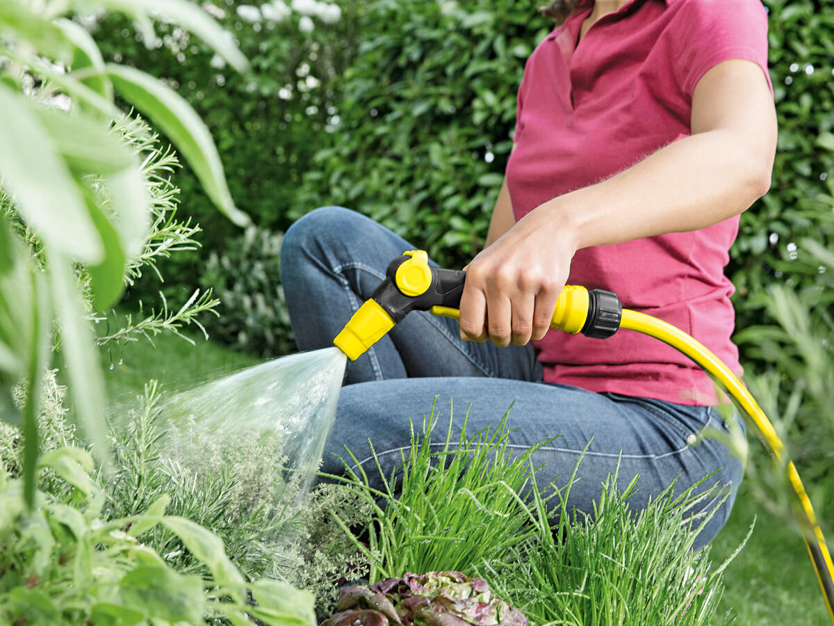 Wąż ogrodowy KARCHER PrimoFlex 5/8 50 m 2.645-141.0, UV, promienie, temperatura, sezony, w tle ogród, kobieta podlewa rośliny wężem
