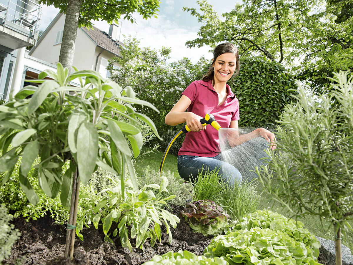 Wąż ogrodowy KARCHER PrimoFlex 5/8 50 m 2.645-141.0, powłoka, glony, wnętrze, przepływ, w tle ogród, kobieta kucając podlewa rośliny w ogrodzie