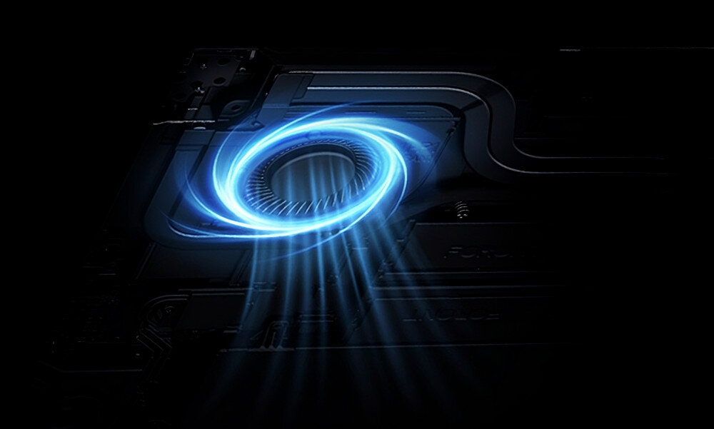 Obraz przedstawia podświetlony na niebiesko element technologiczny, przypominający wentylator lub system chłodzenia. W tle widoczne są ciemne, metaliczne elementy konstrukcji.