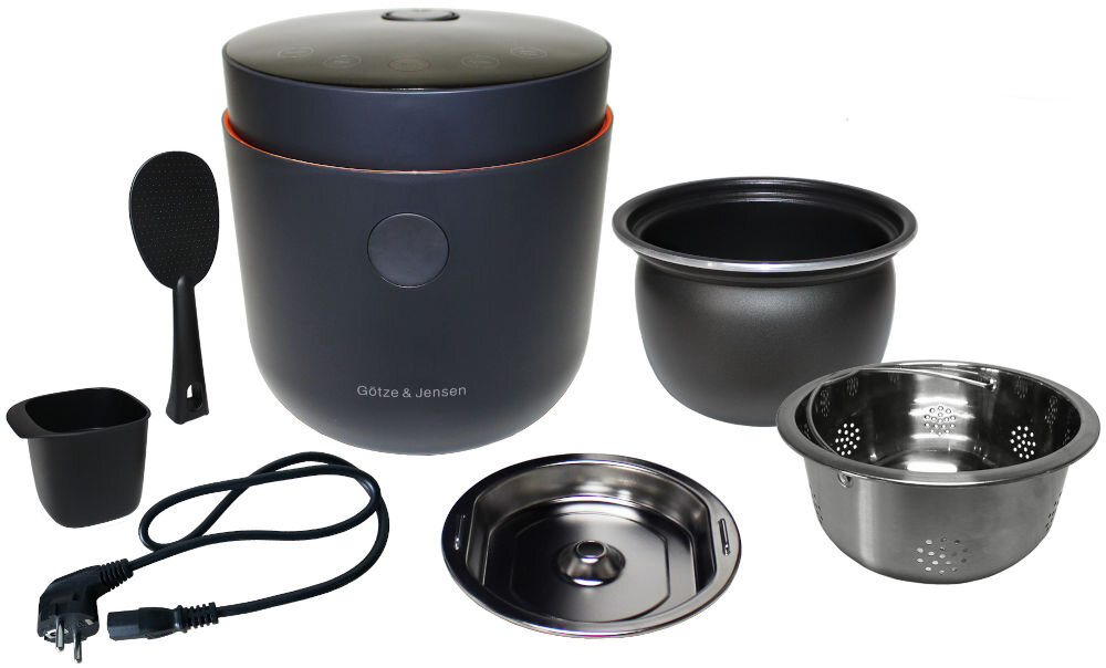 Ryżowar GÖTZE & JENSEN RC500K Widok ryżowaru GÖTZE & JENSEN oraz wszystkich dołączonych akcesoriów: pojemnik główny, misa wewnętrzna, koszyk do gotowania na parze, miarka, łyżka do ryżu, kolektor pary i kabel zasilający.