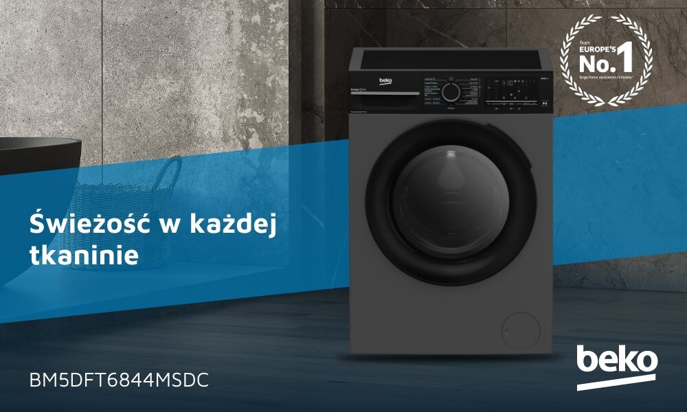 PRALKO-SUSZARKA BEKO BM5DFT6844MSDC Grafika przedstawia pralko-suszarkę BEKO ustawioną w łazience na tle betonu i ciemnej podłogi. Po lewej stronie biegnie skośny niebieski pas z hasłem „Świeżość w każdej tkaninie”, u dołu widoczny jest symbol modelu „BM5DFT6844MSDC”, a w prawym górnym rogu znajduje się odznaka „Europe’s No.1