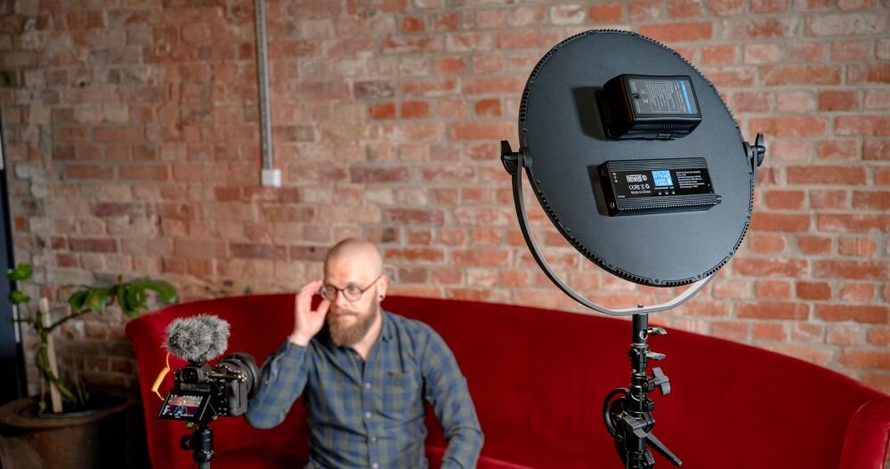 Lampa LED NEWELL Air Artha XL barwa jasność zasilanie bateria montaż aparat zdjęcia filmy obsługa regulacja waga led wymiary 