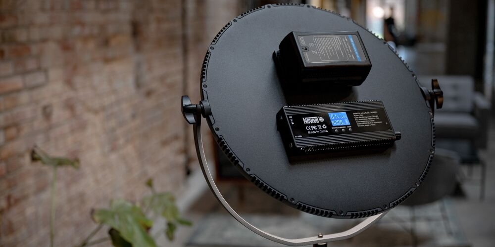 Lampa LED NEWELL Air Artha XL barwa jasność zasilanie bateria montaż aparat zdjęcia filmy obsługa regulacja waga led wymiary 