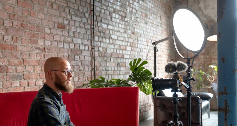 Lampa LED NEWELL Air Artha XL barwa jasność zasilanie bateria montaż aparat zdjęcia filmy obsługa regulacja waga led wymiary 