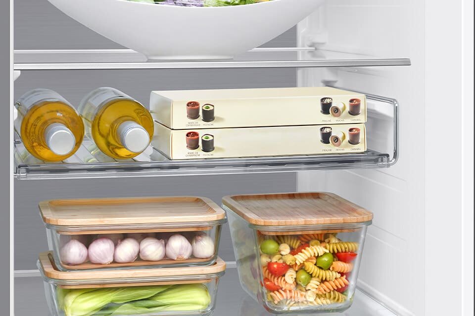 RS80F66KCFEO z elegancką półką na wino