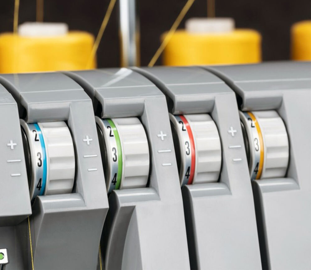 MASZYNA DO SZYCIA SINGER OVERLOCK HD0405S regulacja docisku naprężenie nici oświetlenie LED barwny system nawlekania 