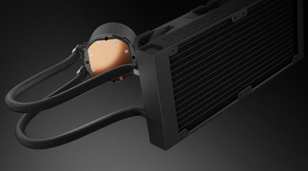 Chłodzenie wodne GENESIS Hydria 360 ARGB Widok chłodnicy i głowicy chłodzenia wodnego z miedzianą podstawą, widocznymi śrubami mocującymi i oplotem na przewodach, przewody w oplocie, elastyczność, obracane węże