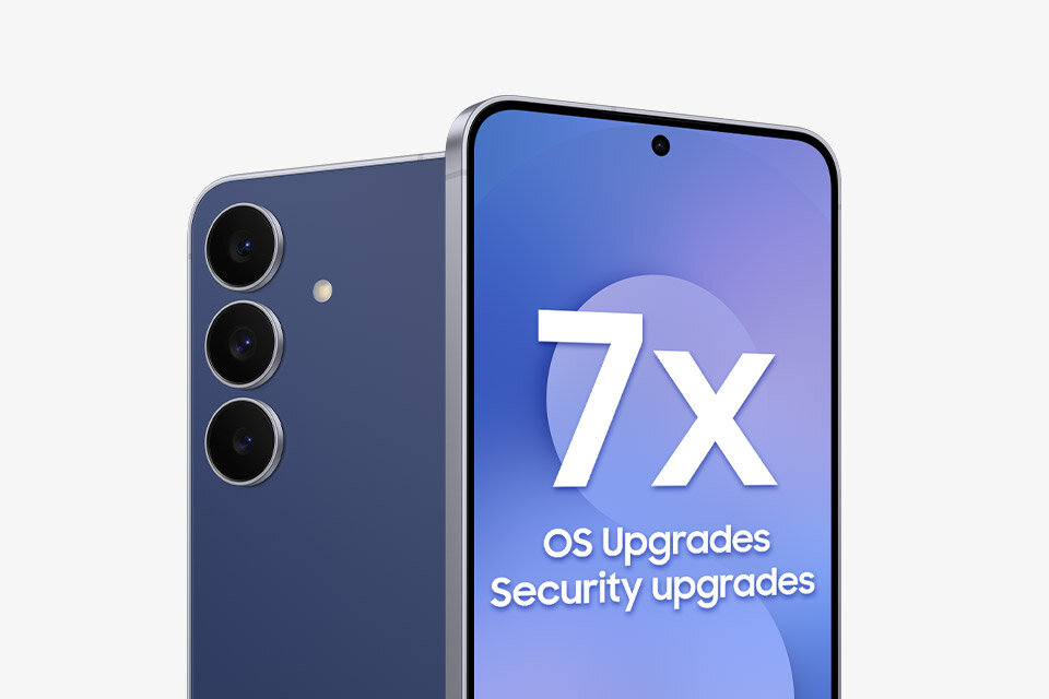 Na zdjęciu smartfon Samsung Galaxy S25 FE z granatowym tyłem i potrójnym aparatem tylnym. Na ekranie wyświetla się komunikat „7x OS Upgrades Security Upgrades”, informujący o rozszerzonym oprogramowaniu i wsparciu bezpieczeństwa.