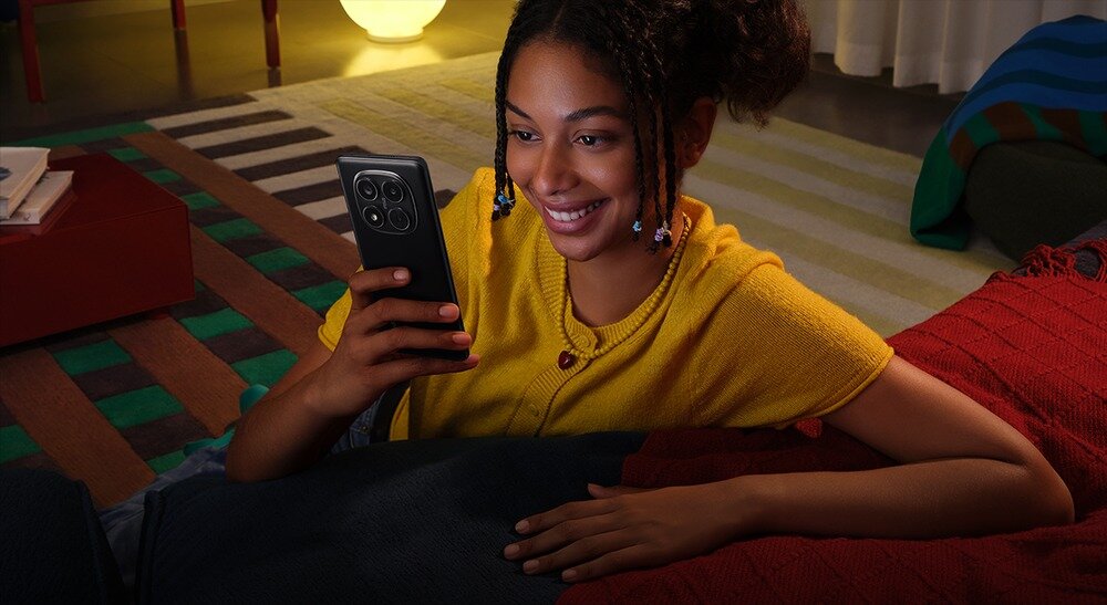 Smartfon XIAOMI Redmi Note 14 Pro 5G  wyświetlacz AMOLED kobieta czyta na smartfonie   