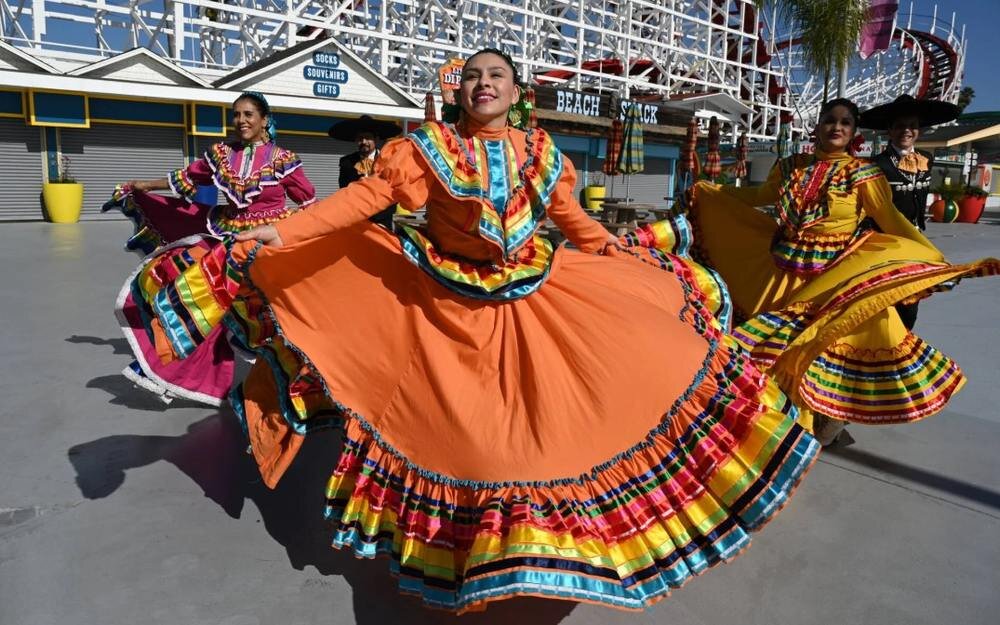 Obiektyw NIKON Nikkor Z 28-400MM f-4-8 VR tancerki na ulicy   