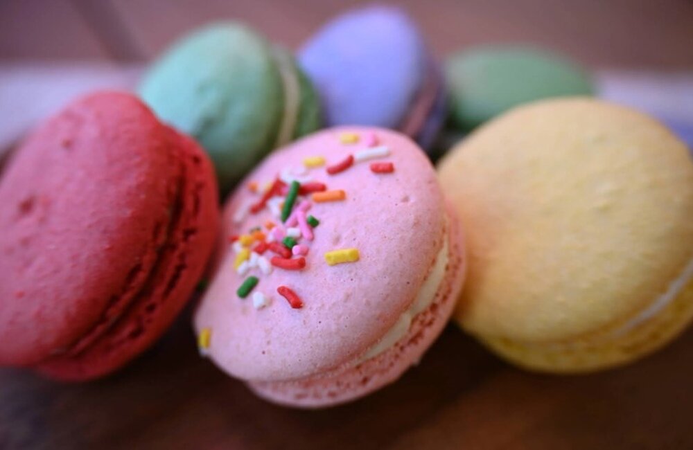 Obiektyw NIKON Nikkor Z 28-400MM f-4-8 VR  zbliżenie na kolorowe ciastka  