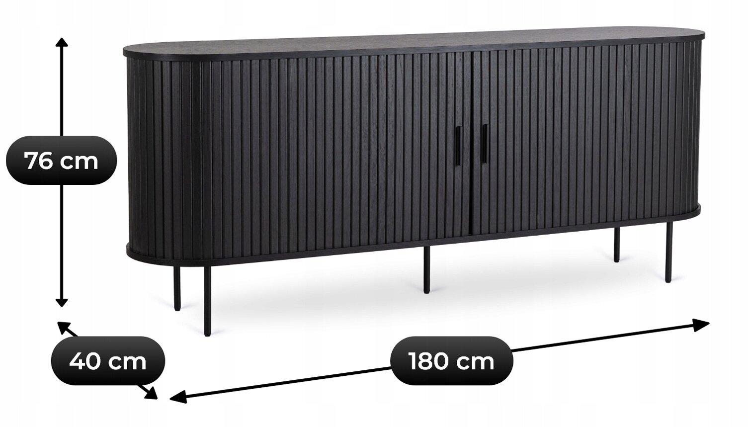 Czarna komoda z lamelami, o wymiarach 180 cm długości, 76 cm wysokości i 40 cm głębokości, stoi na smukłych nogach. Posiada dwie pary drzwi z uchwytami.