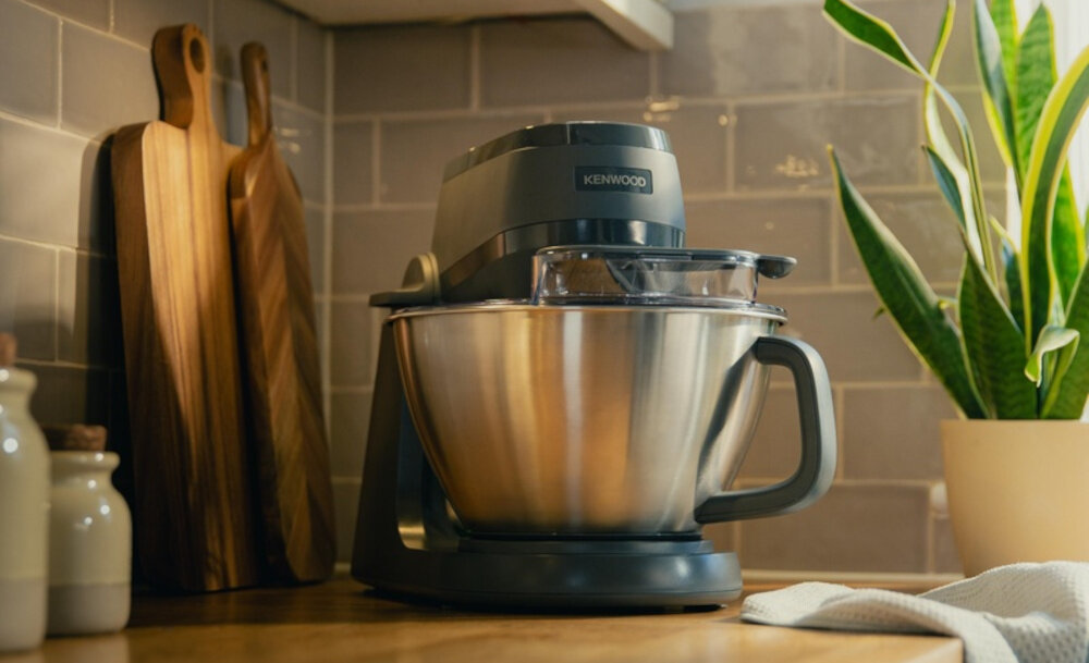 Robot kuchenny planetarny KENWOOD KHC30.045GY 1000W Multitasker zdjęcie lifestyle Szybkie przygotowywanie posiłki i wypieki Mocny silnik 1000 W mieszanie, ubijanie i wyrabianie dla całej rodziny