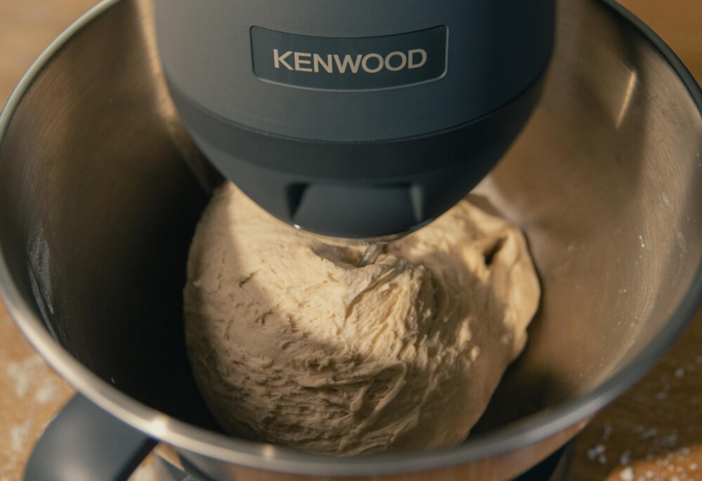 Robot kuchenny planetarny KENWOOD KHC30.045GY 1000W Multitasker zdjęcie lifestyle mieszanie składników Planetarny system mieszania