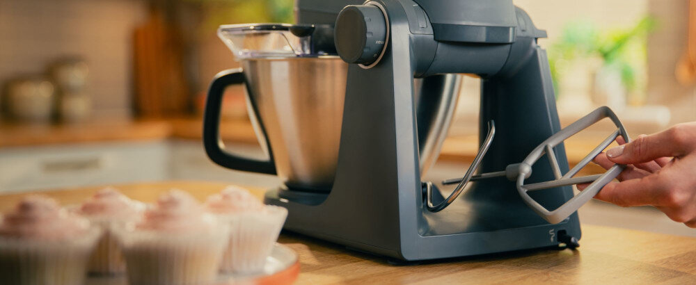 Robot kuchenny planetarny KENWOOD KHC30.045GY 1000W Multitasker zdjęcie lifestyle Trzy mieszadła do pracy  mieszadło K, trzepaczka oraz hak  biszkopty, bezy, kremy, makarony, pizzę czy domowy chleb