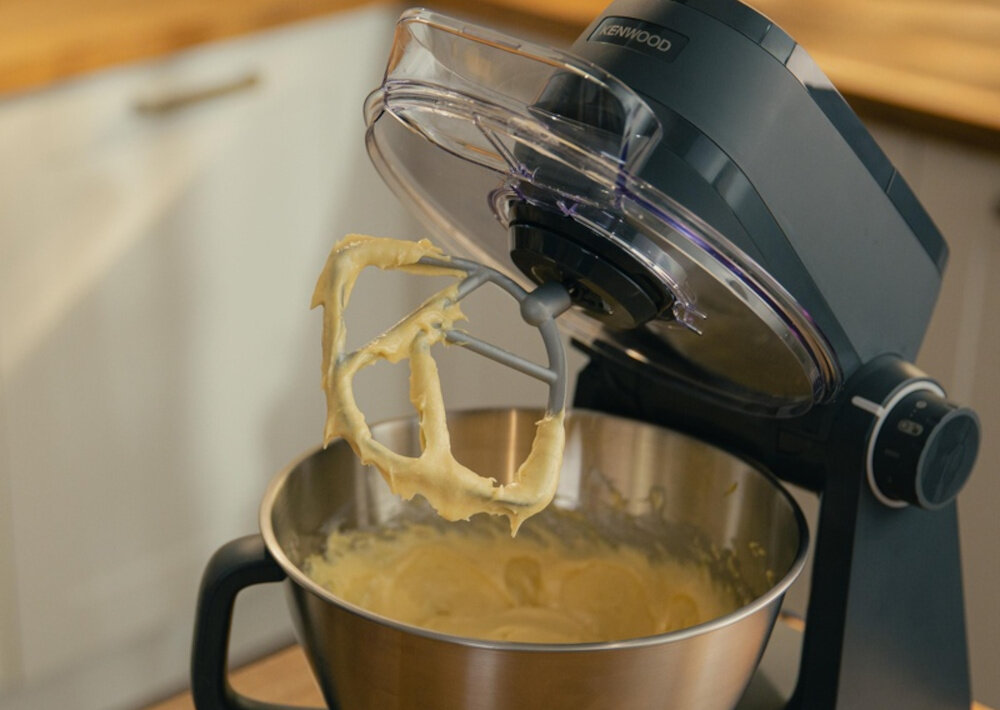 Robot kuchenny planetarny KENWOOD KHC30.045GY 1000W Multitasker zdjęcie lifestyle Wygoda każdego dnia Intuicyjna obsługa odchylane ramię Osłona przeciw rozchlapywaniu