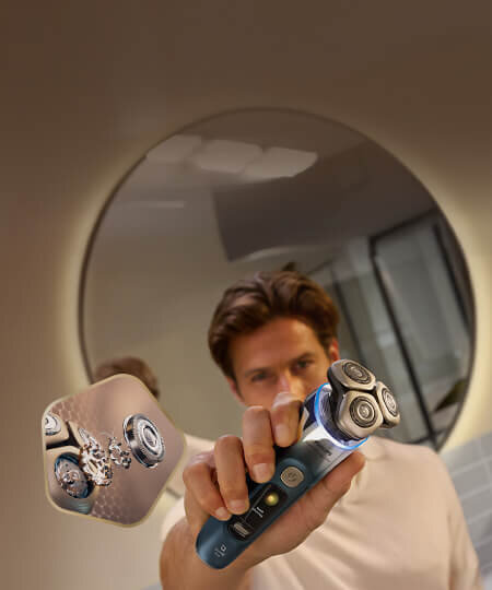 Mężczyzna z zarostem z golarką przy dolnej krawędzi twarzy. Obok małe zdjęcie głowicy, z 1 głowicą w szczegółowym przekroju.