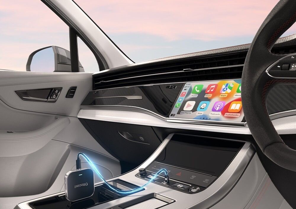 OTTOCAST OttoAibox E2 bezprzewodowy CarPlay Android 13 koniec z kablami w samochodzie, adapter podłączony kablem USB do portu USB w kokpicie auta