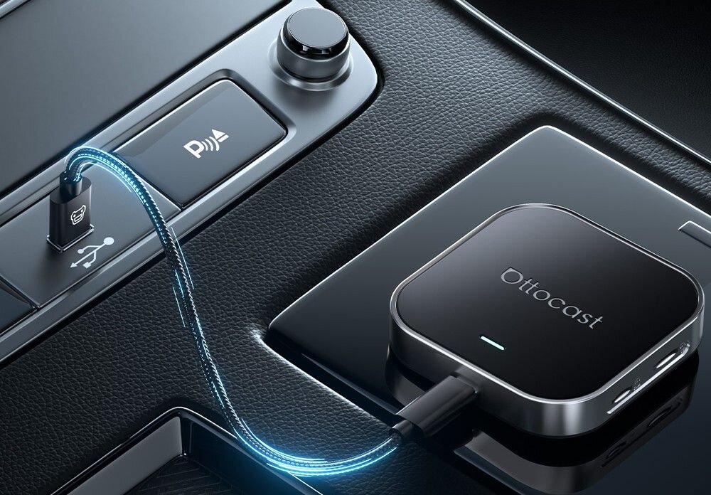 OTTOCAST OttoAibox E2 CarPlay Android Auto Android 13 ośmiordzeniowy procesor 4GB RAM 64GB eMMC szybki start, adapter podłączony kablem USB do portu USB w kokpicie auta