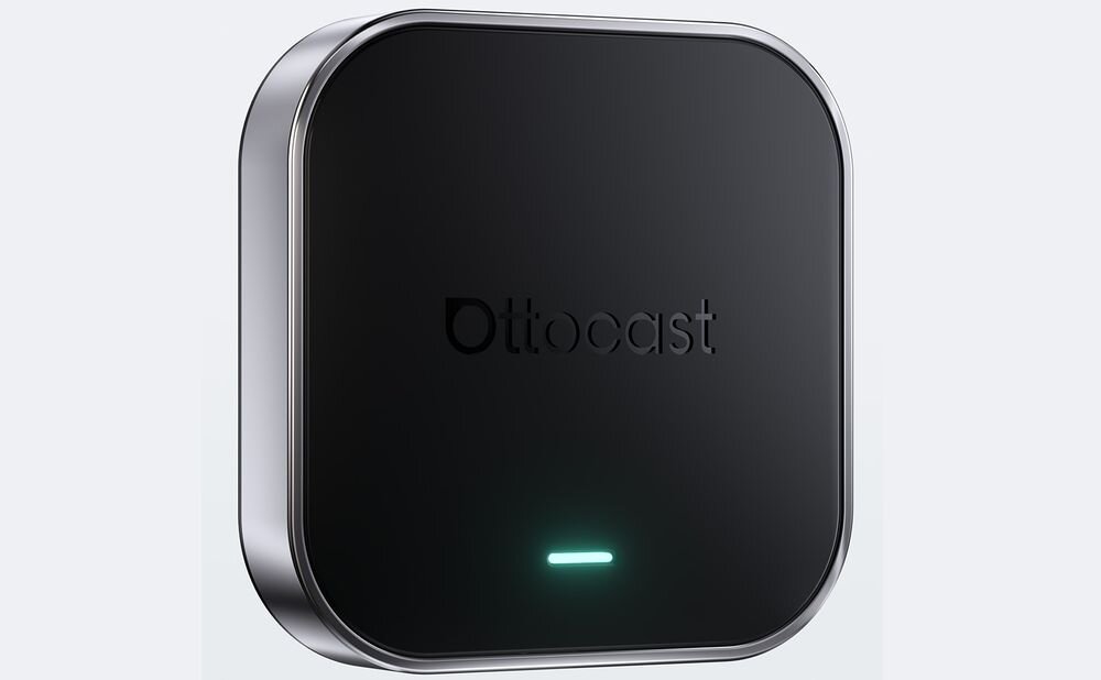 OTTOCAST OttoAibox E2 Android 13 Google Play Full HD 1080p aktualizacje FOTA, adapter po skosie na jasnym tle