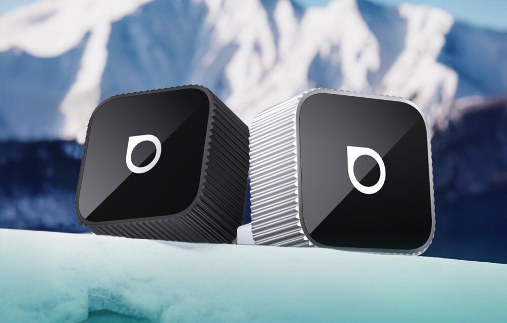 Adapter OTTOCAST CP88-T2 MINI Slim bezprzewodowy CarPlay Android Auto wolność w trasie bez kabli, dwie wersje kolorystyczne adapterów leżących na śniegu