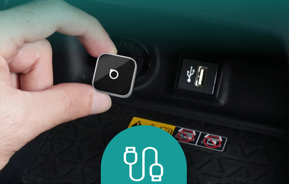 Adapter OTTOCAST CP88-T2 MINI Slim plug and play USB-A USB-C złącze 90 stopni kompaktowy, osoba trzymająca adapter w ręku