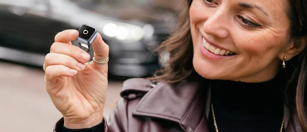 Adapter OTTOCAST CP88-T3 MINI Pot procesor Dual-core 1.2 GHz ARM Cortex A7 stabilne połączenie szybkie sterowanie głosowe, osoba trzymająca adaptert w ręku