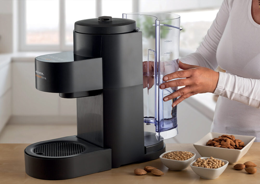 Urządzenie do napojów roślinnych ARIETE 650 MyVeggie Drink bezpieczna budowa Szklany dzbanek z borokrzemianu  wyjmowany zbiornik na wodę 1,5 l Antypoślizgowe nóżki, blokada bezpieczeństwa i wskaźnik poziomu wody Tacka ociekowa