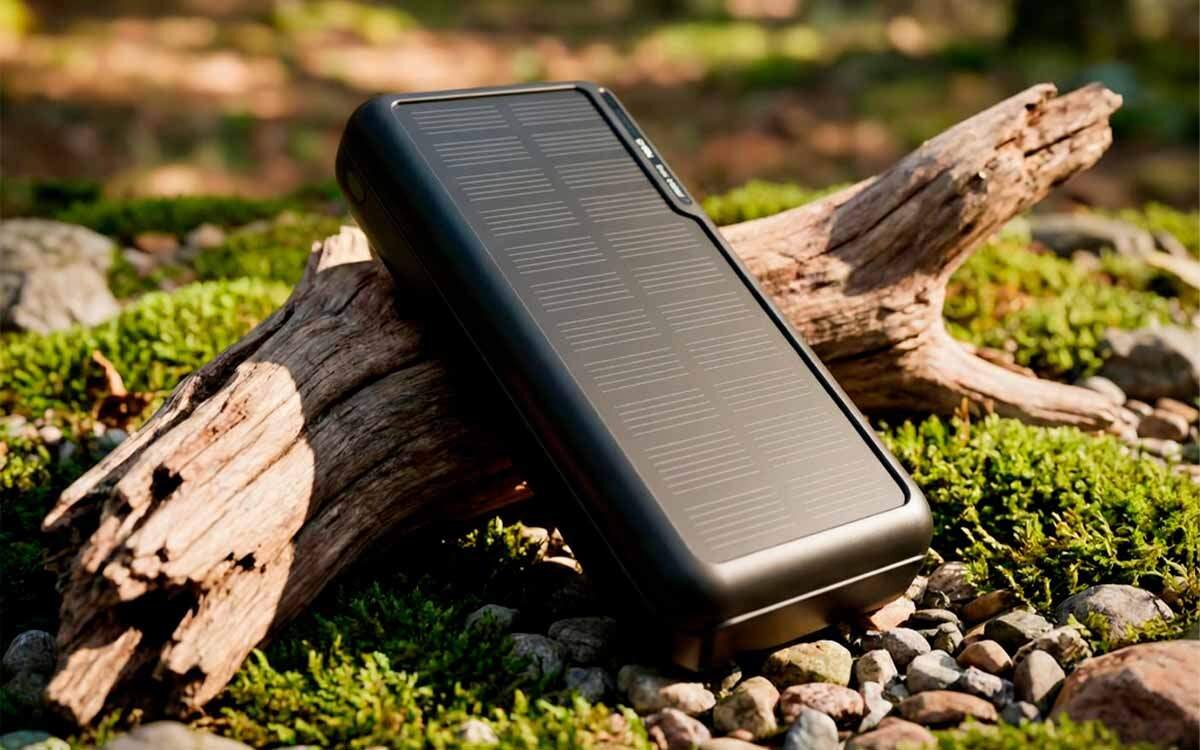 Powerbank SBS Solar - powerbank oparty o kawałek drewna