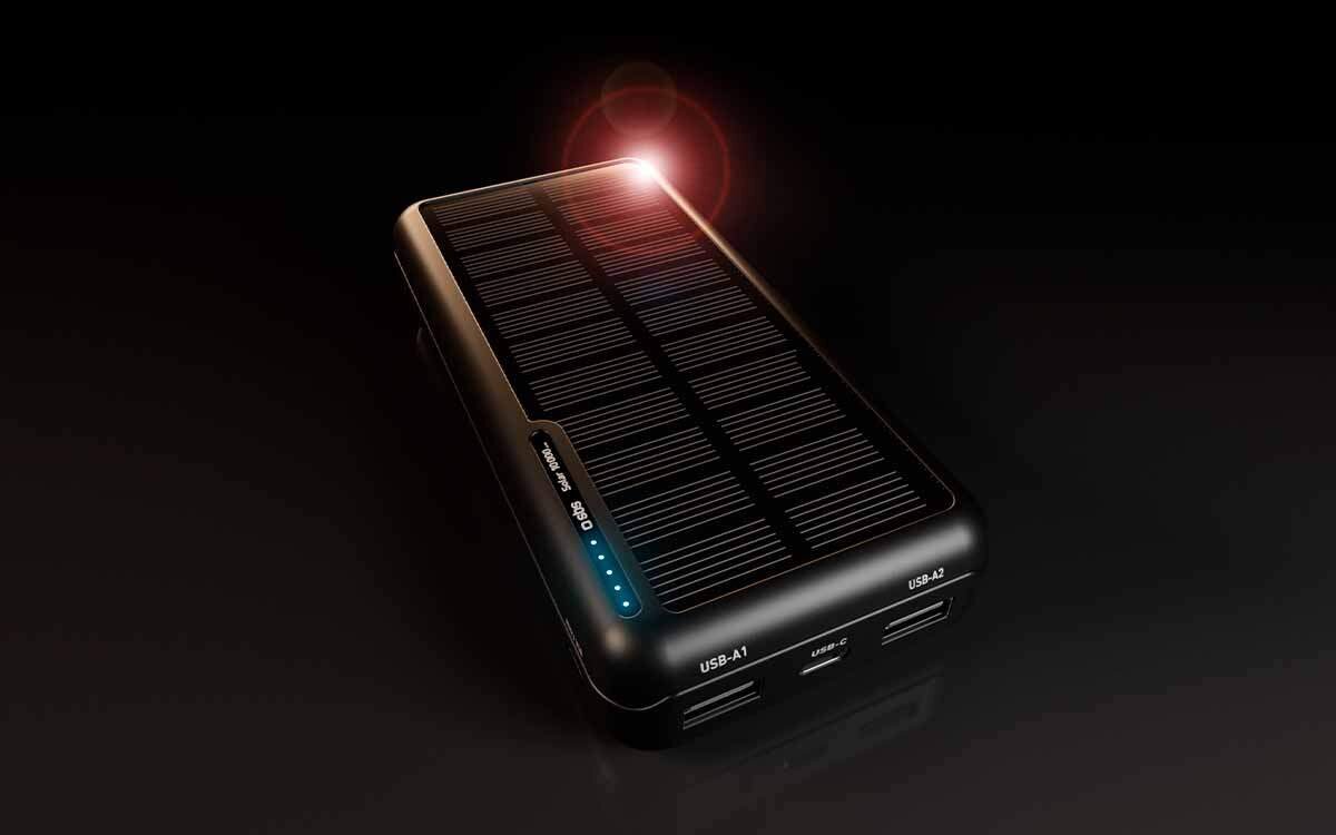 Powerbank SBS Solar SBS Solar 10 000 mAh dwa tryby ładowania trybie standardowym port micro-USB port USB-C 10 W Niebieska dioda LED panelowi słonecznemu światła słonecznego naładowania baterii smartfona do 50% Zielona dioda LED trybu solarnego - powerbank na ciemnym tle z odbiciem na panelu solarnym