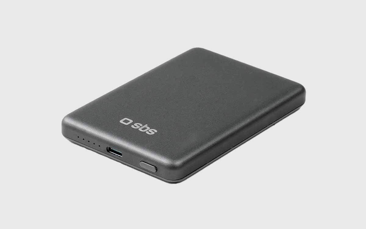 Powerbank SBS MagSafe - powerbank pod skosem na jasnym tle