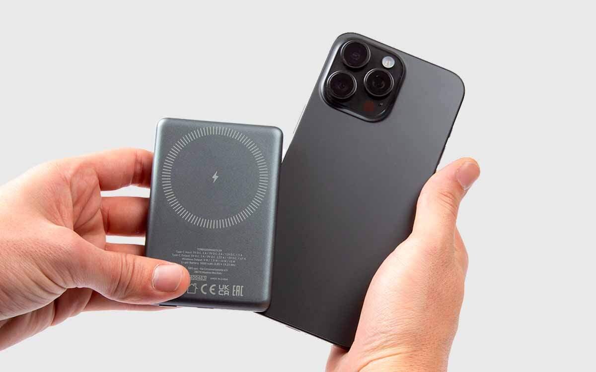 Powerbank SBS MagSafe SBS MagSafe 5000 mAh bezprzewodowo szybkie ładowanie indukcyjne o mocy 15 W. wbudowanemu magnesowi kompatybilny z MagSafe iPhone - powerbank z telefonem trzymany w rękach