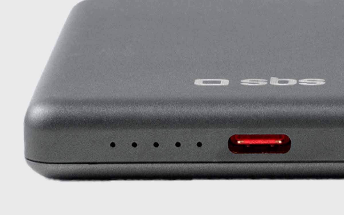 Powerbank SBS MagSafe Port wejścia/wyjścia USB-C szybkie ładowanie Power Delivery (PD) o mocy do 20 W ładowania bezprzewodowego - zbliżenie na port USB-C i wskaźnik naładowania