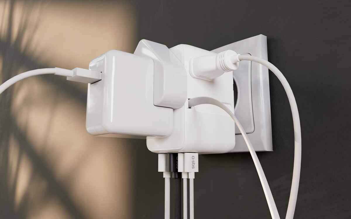 SBS TEADARET2USB2CPD70W 7 urządzeń jednocześnie dwóch portów USB-A o mocy 12 W, dwóch portów USB-C o mocy 15 W, wbudowanego kabla zasilającego USB-C o mocy 70 W uniwersalnego gniazda sieciowego obsługującego moc do 2500 W - adapter w gniazdko z podłączonymi urządzeniami