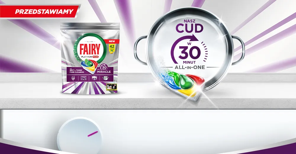 Opakowanie kapsułek do zmywarki Fairy Platinum Plus obok metalowego garnka z kapsułką.