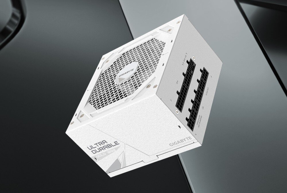 Komputer MAD DOG GeForce RTX5080 DLSS 4 Reflex Edition 2 Powered by Gigabyte C500-ICE-A04DR32 zasilacz komputerowy o modularnej konstrukcji, z widocznymi gniazdami na przewody oraz wentylatorem chłodzącym. Na obudowie znajdują się oznaczenia modelu oraz logotyp producenta, zasilacz, moc, sprawność, certyfikat