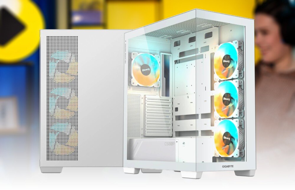 Komputer MAD DOG GeForce RTX5080 DLSS 4 Reflex Edition 2 Powered by Gigabyte C500-ICE-A04WR32WH Biała obudowa komputera z lewej strony z perforowanym frontem oraz przezroczystym panelem bocznym po prawej. Wewnątrz widać kilka wentylatorów RGB zamontowanych z przodu i z tyłu, przeznaczenie, podzespoły, testy