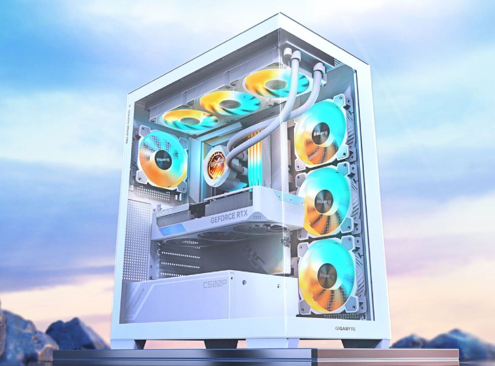 Komputer MAD DOG Powered By Gigabyte C500-ICE-A05DR32 Widok białej obudowy komputera z przezroczystym panelem bocznym i frontowym. Wewnątrz zamontowane są podświetlane wentylatory, karta graficzna, chłodzenie cieczą oraz inne podzespoły, opis