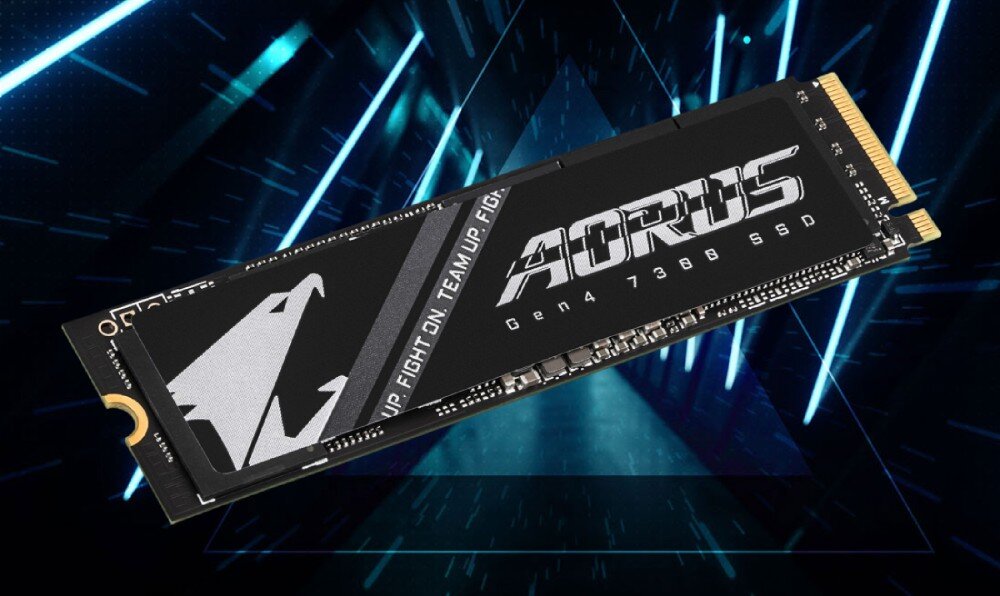 Komputer MAD DOG Powered By Gigabyte C500-ICE-A05WR32WH Rzut z góry na dysk z zamontowanym radiatorem, pojemność, szybkość, interfejs