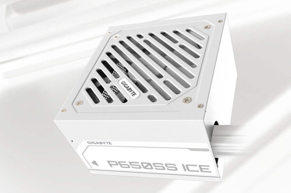Komputer MAD DOG Powered by Gigabyte AORUS301WH-A05WR32WH Zasilacz z logo producenta i oznaczeniem 'P650SS', widoczne otwory wentylacyjne i podłączony kabel, zasilacz, moc, sprawność, zabezpieczenia