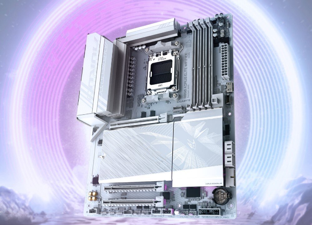 Komputer MAD DOG Powered by Gigabyte AORUS301WH-A05WR32WH Płyta główna w jasnej kolorystyce na tle stylizowanego fioletowego okręgu, widoczne złącza, radiatory i gniazdo procesora, płyta główna, kompatybilność, technologie, dźwięk, radiatory, łączność Wi-Fi 7