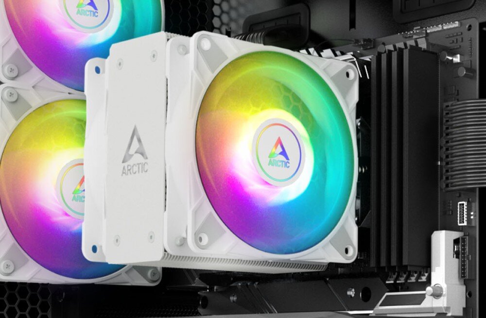 Komputer MAD DOG Powered by Gigabyte AORUS301WH-A05DR32 Zbliżenie na układ chłodzenia procesora Arctic z podświetlonymi wentylatorami RGB w białej obudowie.