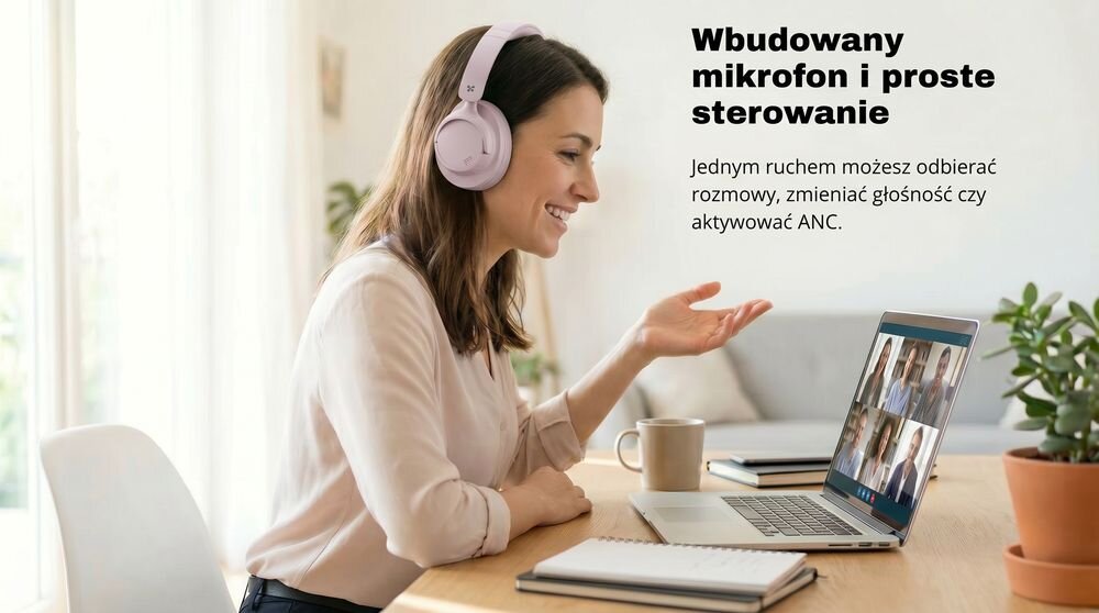 Osoba siedzi przy stole, nosząc różowe słuchawki nauszne, patrząc na laptopa z widocznym ekranem wideokonferencji. Obok znajduje się tekst: \'Wbudowany mikrofon i proste sterowanie. Jednym ruchem możesz odbierać rozmowy, zmieniać głośność czy aktywować ANC.\'