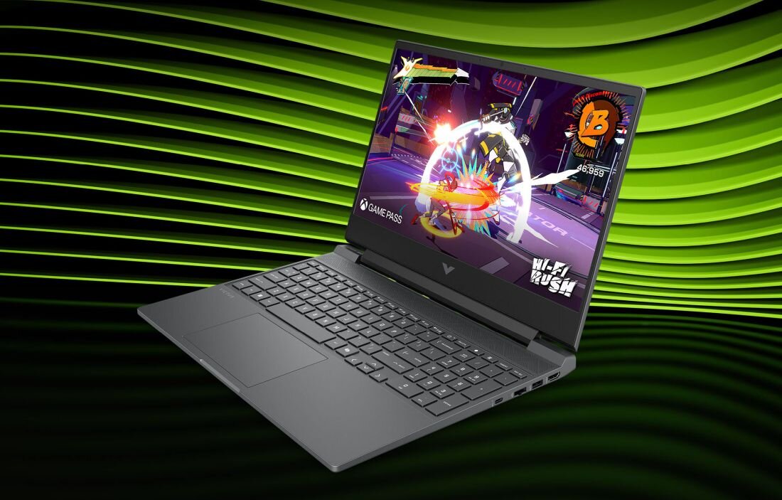 Laptop HP Victus 15 - Laptop HP Victus 15 z grafiką gry Hi-Fi Rush na ekranie pokazującą kolorową scenę walki z efektami świetlnymi na zielonym tle z logo NVIDIA. DLSS 4, NVIDIA GeForce RTX, NVIDIA Reflex