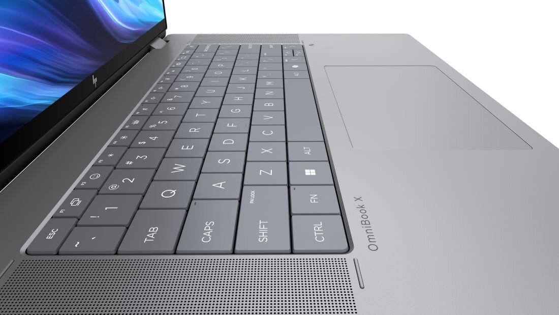 Zbliżenie klawiatury laptopa HP OmniBook X z ergonomicznymi klawiszami i dedykowaną sekcją funkcyjną.