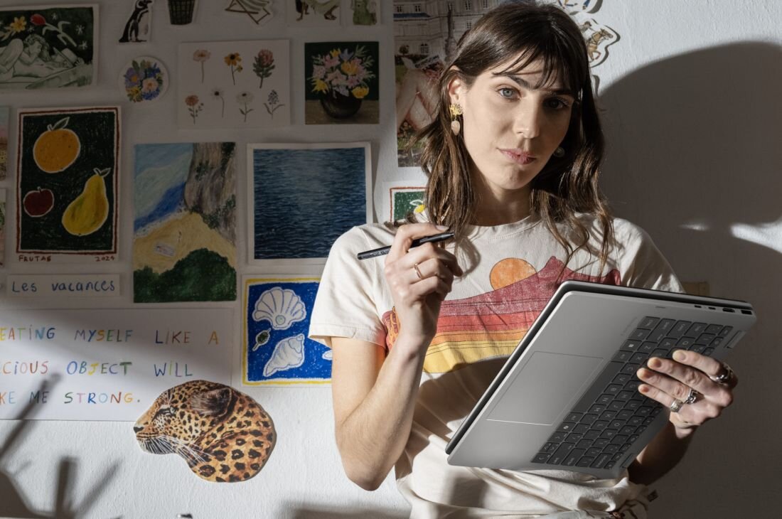 Użytkownik podczas wideokonferencji na laptopie HP OmniBook w domowej kuchni, na ekranie sześciu uczestników spotkania, obok ekspres do kawy i notatniki, podkreślający długi czas pracy na baterii i mobilność. - Bateria o pojemności 68 Wh 